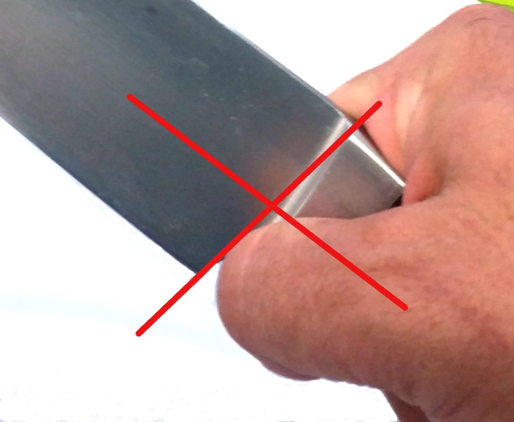 how to properly hold a knife image